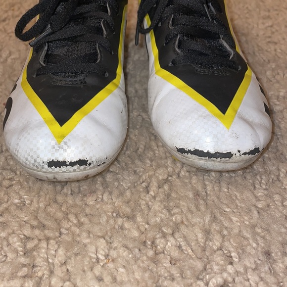 Umbro Soccer Cleats - Picture 4 of 6